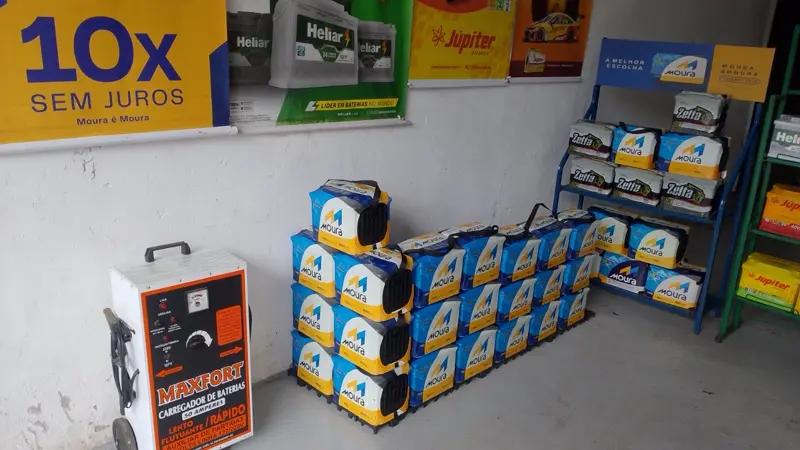 Interior da loja com baterias e equipamentos